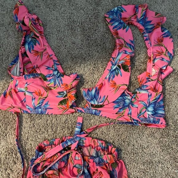 3 piece set.  Top & skirt & swimsuit bottom small .  I’m pink - Picture 5 of 11